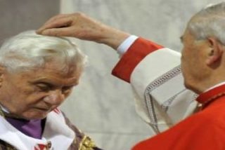 Benedicto XVI: "M&aacute;s all&aacute; de la muerte, Dios nos abre la puerta a la Resurrecci&oacute;n"