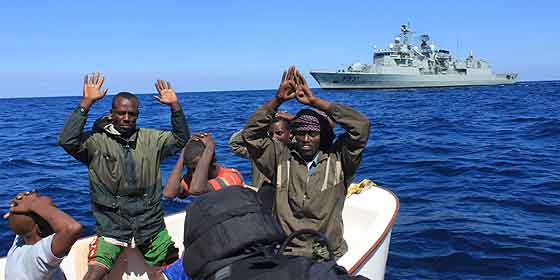 Piratas somal&iacute;es capturados por fuerzas de la OTAN.