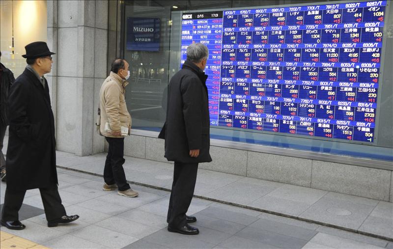 El Nikkei baja 115,61 puntos, un 1,14 por ciento, y queda en 10,011,47 enteros