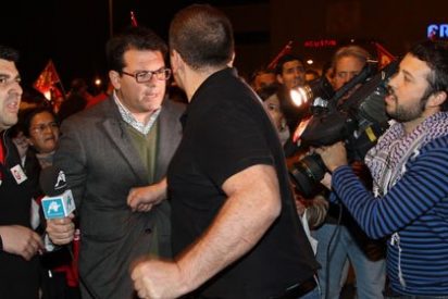 Acci&oacute;n 'informativa' de un piquete sindical en Mercamadrid: un pu&ntilde;etazo en el est&oacute;mago a un reportero de Intereconom&iacute;a