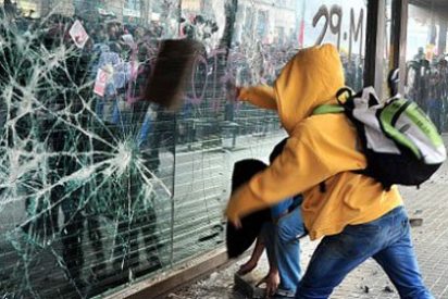 Los antisistema se imponen con violencia en Barcelona durante la huelga general