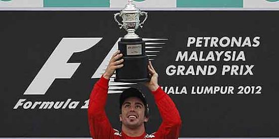 Fernando Alonso obra el milagro bajo la lluvia en Sepang