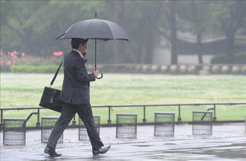 La lluvia acompa&ntilde;ar&aacute; a 6,5 millones de coches que salen de 'puente'