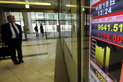 El Nikkei baja 27,02 puntos, un 0,28 por ciento, hasta los 9.561,36 puntos