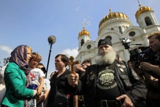 Rusia arresta a activista que quer&iacute;a rezar contra Putin