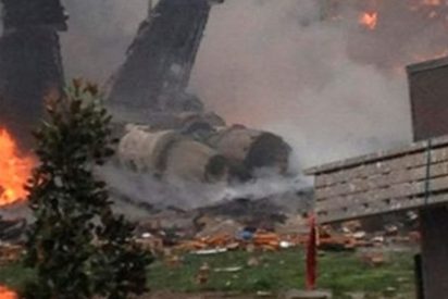 Un avi&oacute;n F-18 se estrella en una zona residencial de Virginia