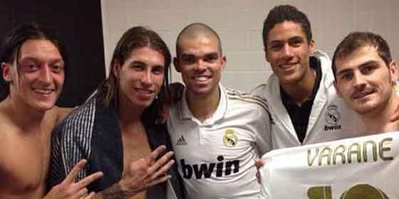 Casillas cuelga en la Red fotos de la juerga en el vestuario del Camp Nou