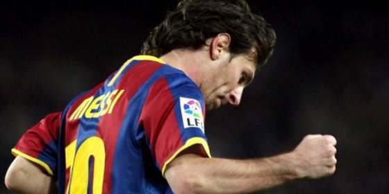 Messi le hace al M&aacute;laga tres goles y adelanta a Cristiano Ronaldo