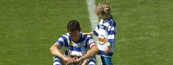 Una ni&ntilde;a consuela a su padre futbolista tras el decenso de su equipo