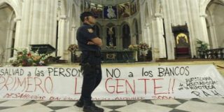 Desalojado de La Almudena un grupo de afectados por desahucios