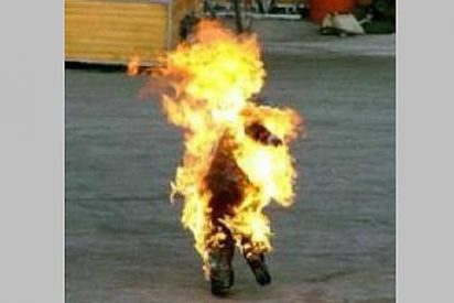 Una joven solitaria se quema a lo bonzo a la puerta de la parroquia