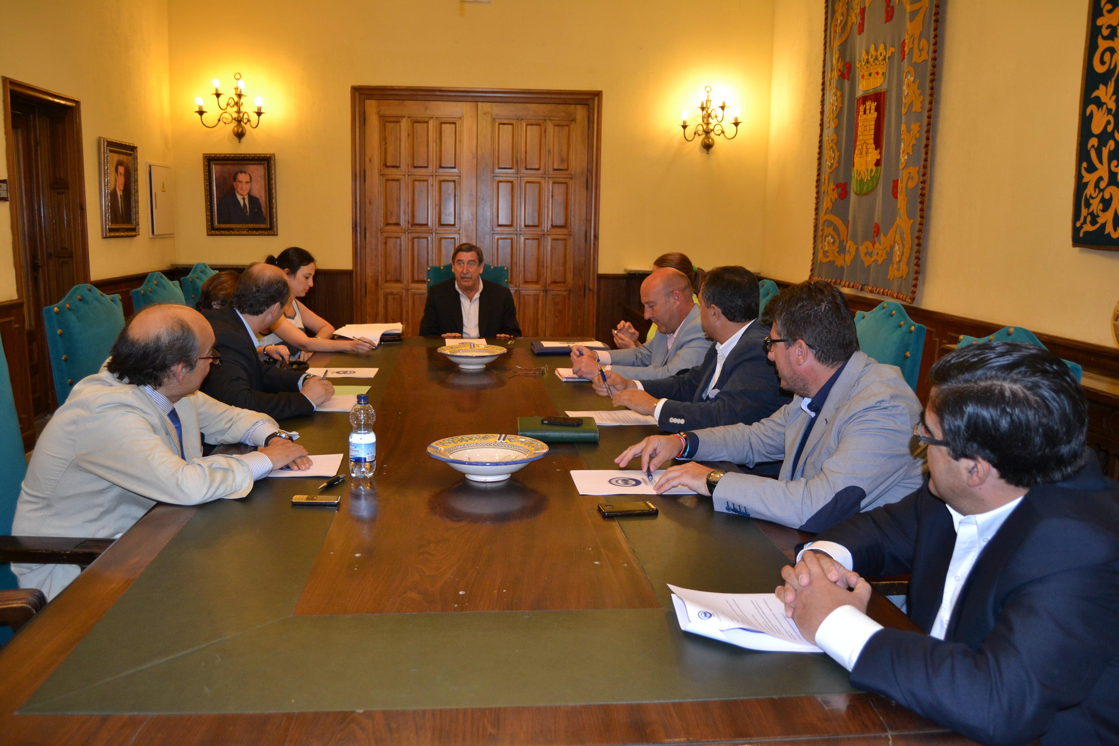 El gobierno local apela a la unidad de los empresarios para lanza de nuevo la actividad en Talavera y salir adelante