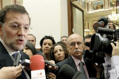 &iquest;Qu&eacute; hace Rajoy cuando no quiere que los periodistas le molesten? Manda que los cerquen con vallas