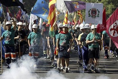 Los mineros culminan su marcha con una protesta en Industria