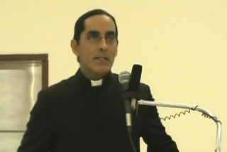 La di&oacute;cesis de Washington cesa al sacerdote que neg&oacute; la comuni&oacute;n a una lesbiana