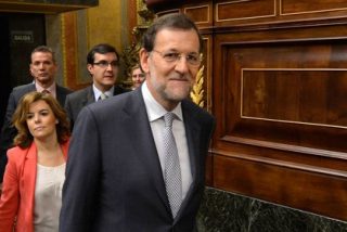 Rajoy sube el IVA del 18 al 21% y quita una 'extra' a los funcionarios