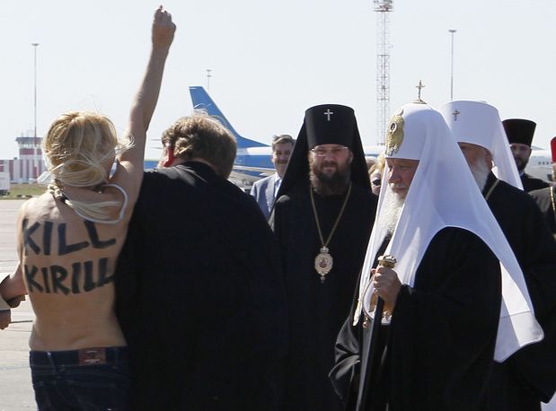 Activista ucraniana semidesnuda se lanza contra el patriarca Kiril