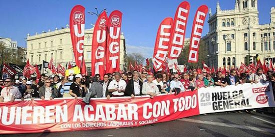 'El Pa&iacute;s' habla de "la gran marcha" y 'El Mundo de "sindicalistas acarreados en 850 autobuses"
