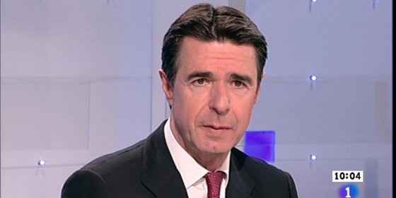 Soria se reunirá con las petroleras para tratar la subida de los carburantes