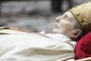 Miles de personas procesionan a la capilla ardiente de Martini