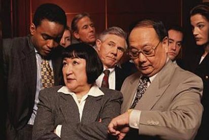 &iquest;Sabe usted por qu&eacute; se comporta la gente tan raro en el ascensor?