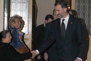 El Pr&iacute;ncipe y la mendigo: Don Felipe da la mano a una mujer que ped&iacute;a limosna