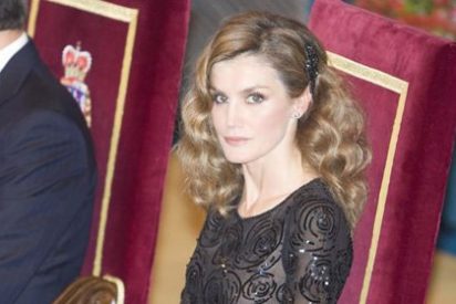 Carmen Rigalt: "A Letizia en cuanto pasa del puerto de Pajares se le avinagra la sonrisa"