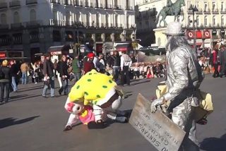 Bob Esponja y Hello Kitty se pelean a pu&ntilde;etazos en la Puerta del Sol