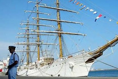 La tripulaci&oacute;n de la fragata 'Libertad', embargada en Ghana, disuade fusil en mano su intento de traslado