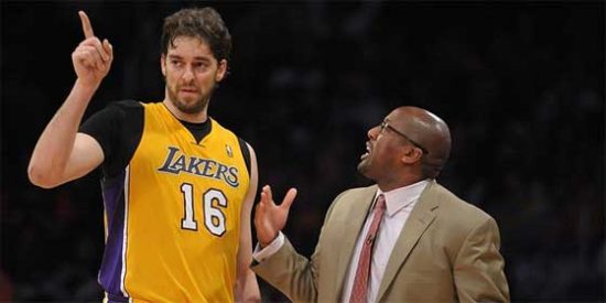 Los Angeles Lakers despiden a Mike Brown y buscan nuevo entrenador para Gasol