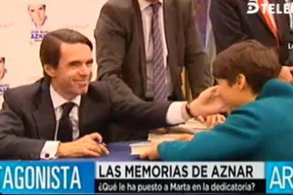 Aznar entierra el incidente del canalillo con 'caricias' a Marta Nebot