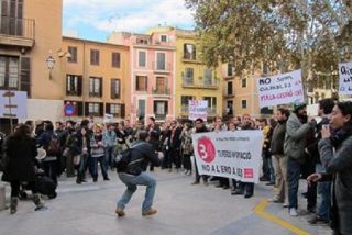 Trabajadores de IB3 protestan frente al Consolat de Mar tras el anuncio del ERE