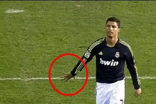 La 'manita' que un cabreado Cristiano Ronaldo le ense&ntilde;&oacute; al portero del Valencia