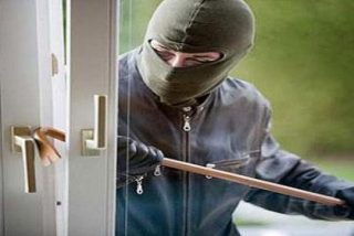 Tres atracadores asaltan con unas tijeras una casa de Cas Catal&agrave; y amordazan a su due&ntilde;a