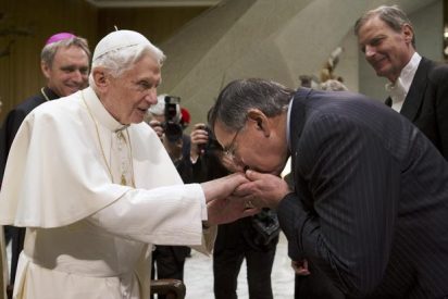 El Papa saluda al Secretario de Defensa USA