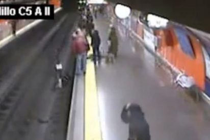 El '&aacute;ngel de la guarda' del Metro de Madrid: un polic&iacute;a rescata a una mujer que cay&oacute; a la v&iacute;a