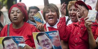 Los chavistas veneran ya a Hugo Ch&aacute;vez como un 'sant&oacute;n' en las calles de Venezuela