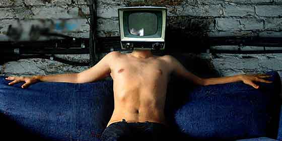 La afluencia a centros comerciales cae un 19% y la audiencia televisiva sube un 29%