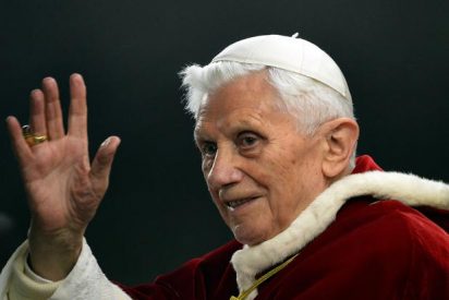 La cadena de la Conferencia Episcopal obvia la &uacute;ltima Misa de Benedicto XVI