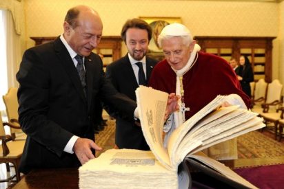 El Papa recibe al presidente de Ruman&iacute;a
