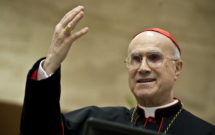 Bertone: "La fe aleja al hombre de la mediocridad"