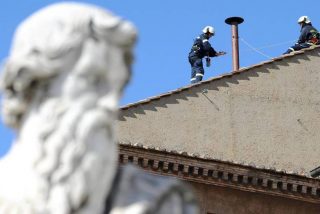 Colocada la chimenea de la capilla Sixtina de la que saldrá la fumata blanca