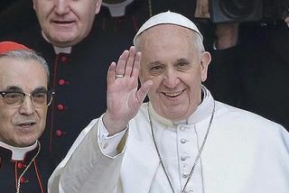 Un Papa llamado Francisco que rompe moldes: va en microbús y paga sus facturas