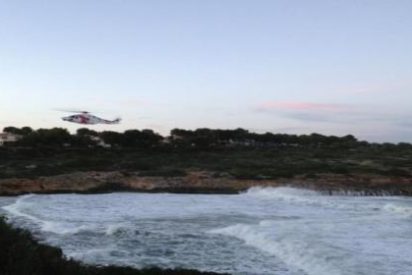 Buscan por tierra, mar y aire a dos j&oacute;venes que se trag&oacute; una ola gigante en Cala Mendia