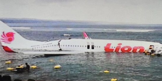 Un avi&oacute;n con 172 turistas cae al mar en Bali sin que se produzcan muertos