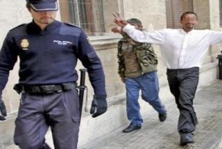 Un preso en tercer grado le rompe la tráquea a un policía de Palma y el juez le deja libre