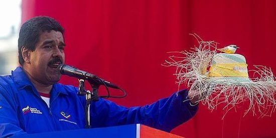 Maduro hace campa&ntilde;a con un sombrero de paja sobre el que hay un 'pajarito'