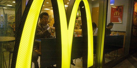 McDonald's pide t&iacute;tulo universitario y experiencia para un puesto de cajero