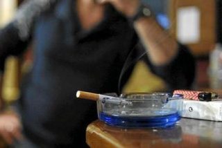 Ahora resulta que fumar y comer pimientos y tomates nos protege contra el Parkinson