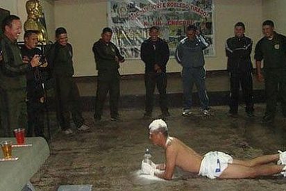 Los oficiales humillaban a sus subordinados haci&eacute;ndoles gatear vestidos con pa&ntilde;ales